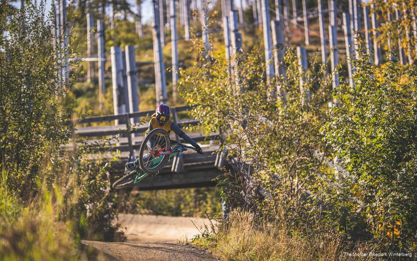 Mountainbikerin macht einen Whip