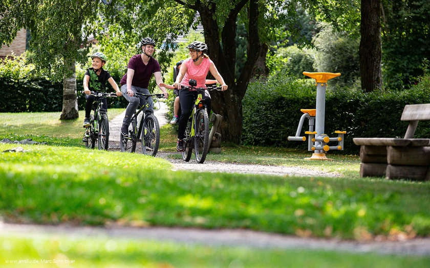 Familie auf dem Diemelradweg 