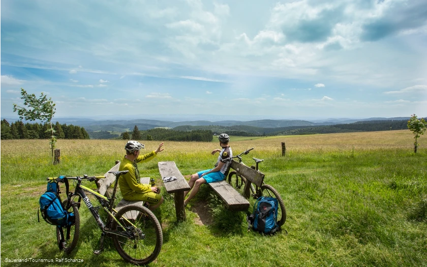 2 Biker bei der Rast mit Aussicht auf die Medebacher Bucht 