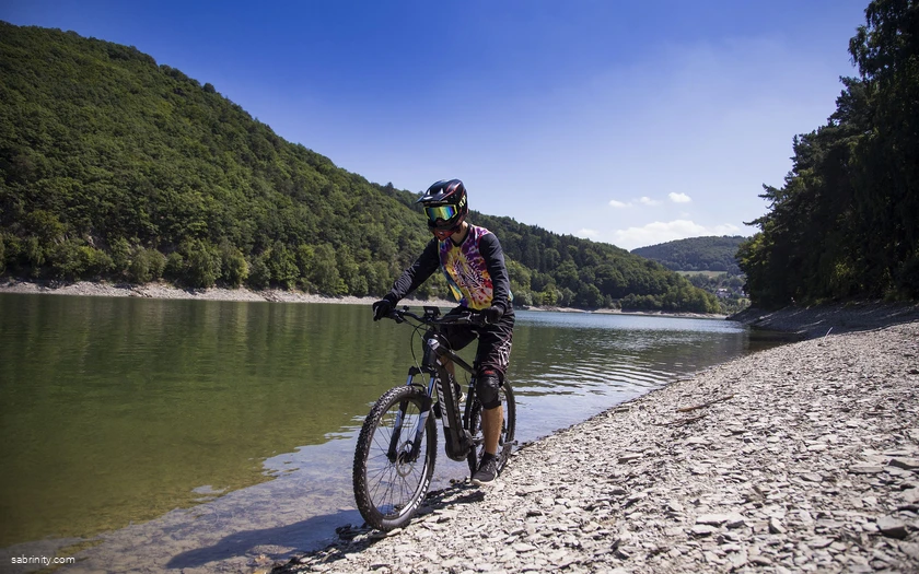 Mountainbiker am Ufer des Diemelsees
