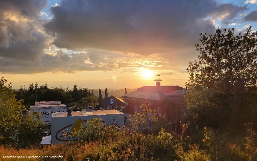 Hochheidehuette bei Sonnenuntergang
