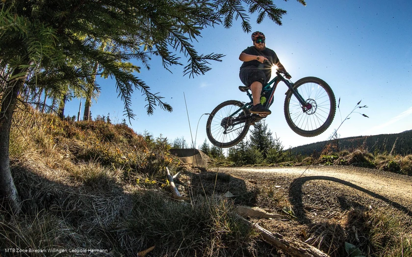 freeride-willingen-sprung-gegen-sonne c) leopold-hermann-mtb-zone-bikepark-willingen.jpg