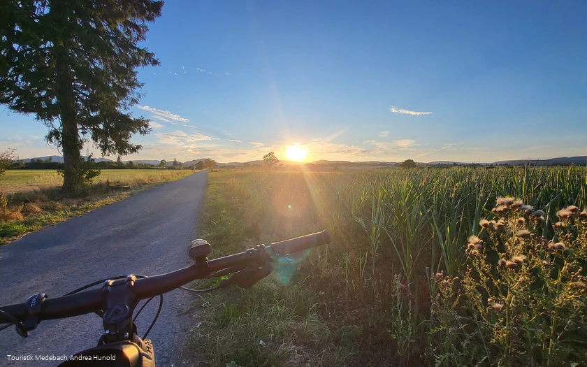 In den Sonnenuntergang radeln
