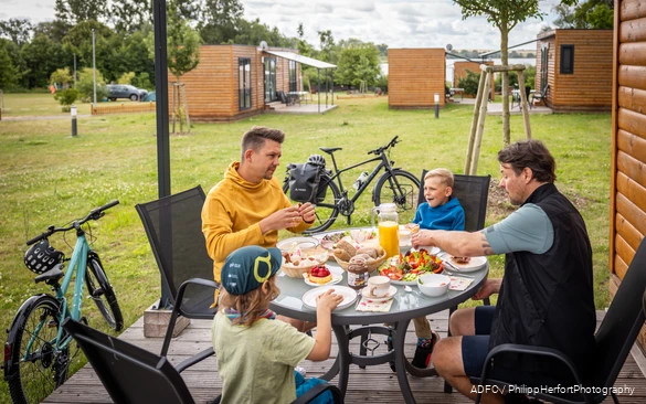 Bett & Bike Zwei Familien frühstücken in ihrer Bett&Bike Unterkunft im Sauerland.