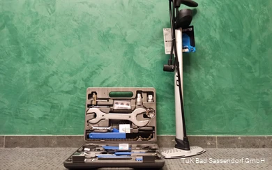 Es ist ein Fahrradwerkzeugkoffer, sowie eine Luftpumpe zu sehen.