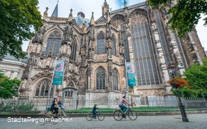 Radfahrer vor Aachener Dom