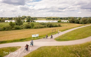 Radfahrende im Rheinbogen