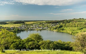 Blick vom Maarkreuz aufs Schalkenmehrener Maar