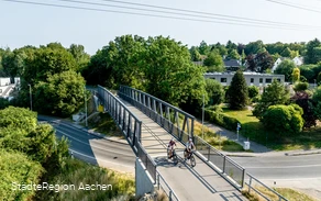 Brücke auf den Bahntrassenradweg