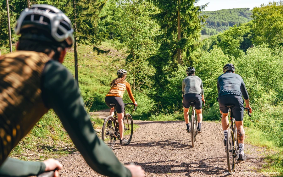 3Person Aufnahme über Lorenzschulter: Gravelbikegruppe bergab Eine Gravelbikegruppe fährt bergab
