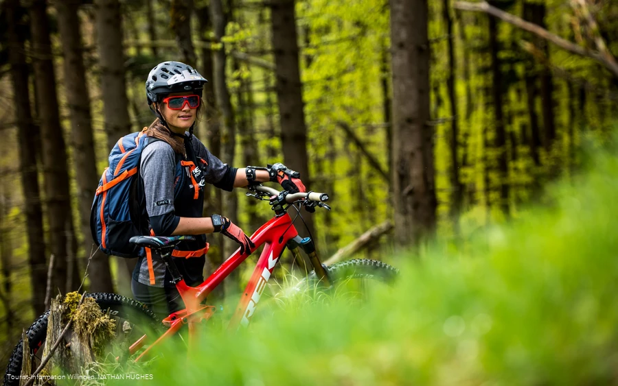 Mountainbikerin am Waldrand 