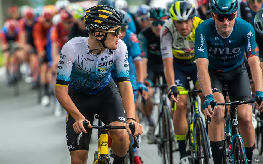Der Teamkapitän des Rembe rad-net Team bei der Deutschlandtour, hinter im ist das Peloton.