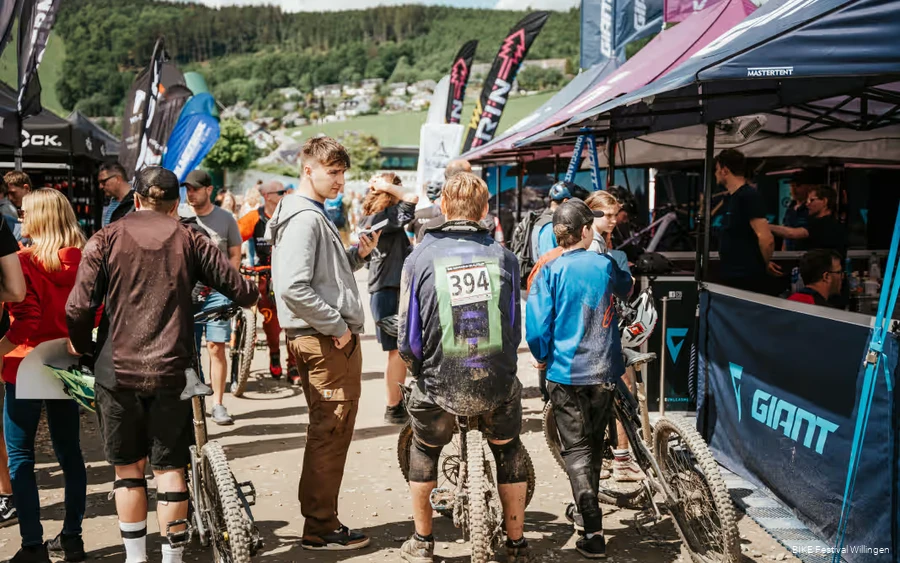Es ist das Expo Gelände des Bike Festivals Willingen zu sehen.