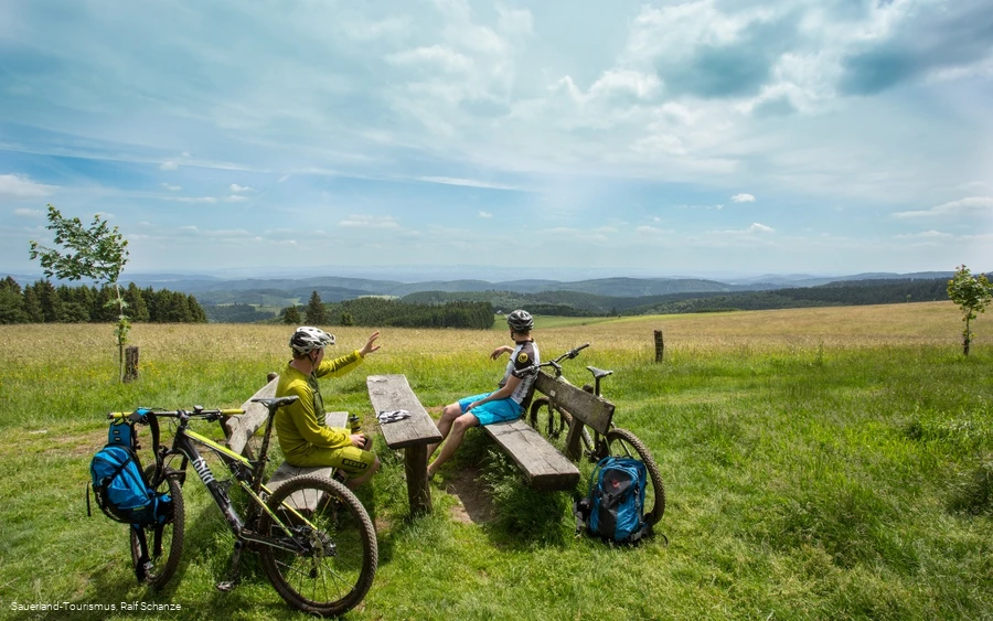 2 Biker bei der Rast mit Aussicht auf die Medebacher Bucht 