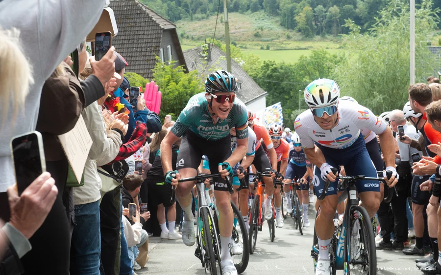 Anstieg D-Tour Zwei Rennradfahrer kämpfen sich eine steile Passage bei der Deutschlandtour hinauf.