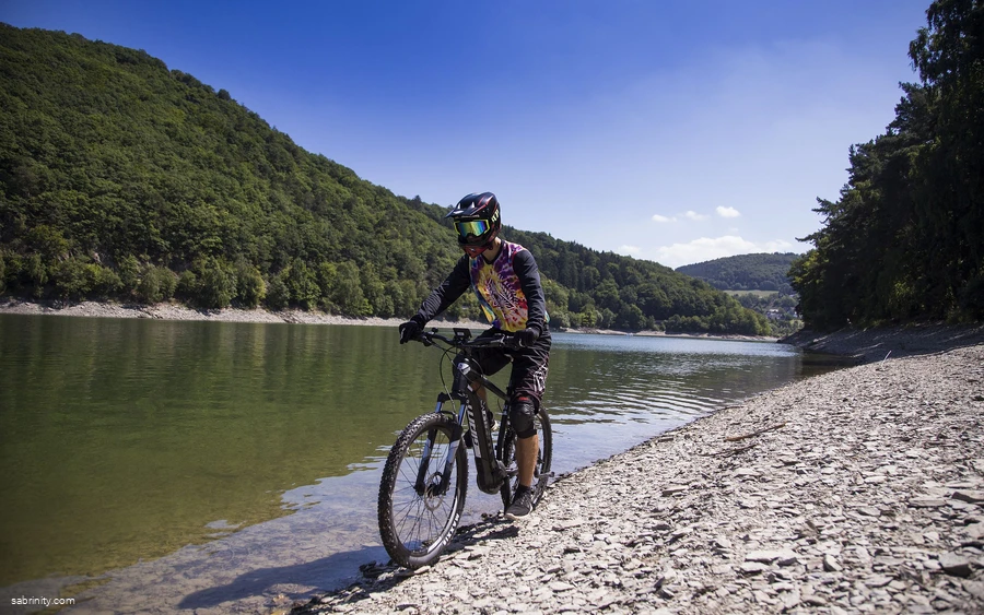 Mountainbiker am Ufer des Diemelsees