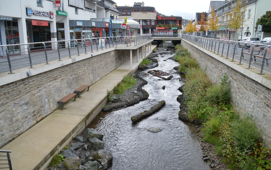 Stadtfuehrung_Meschede_12 dem wasser hinterher (Foto Hennesee-Tourismus).JPG