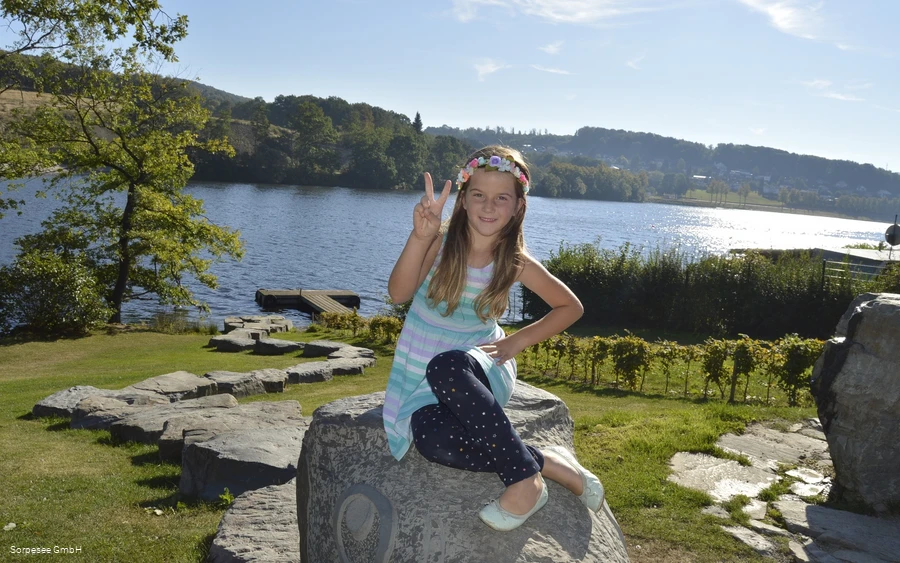 Kind auf Erlebnisweg