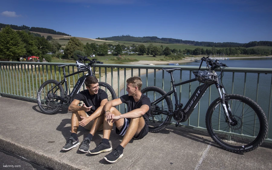 Biker auf Brücke am Diemelsee © Sabrinity.jpg