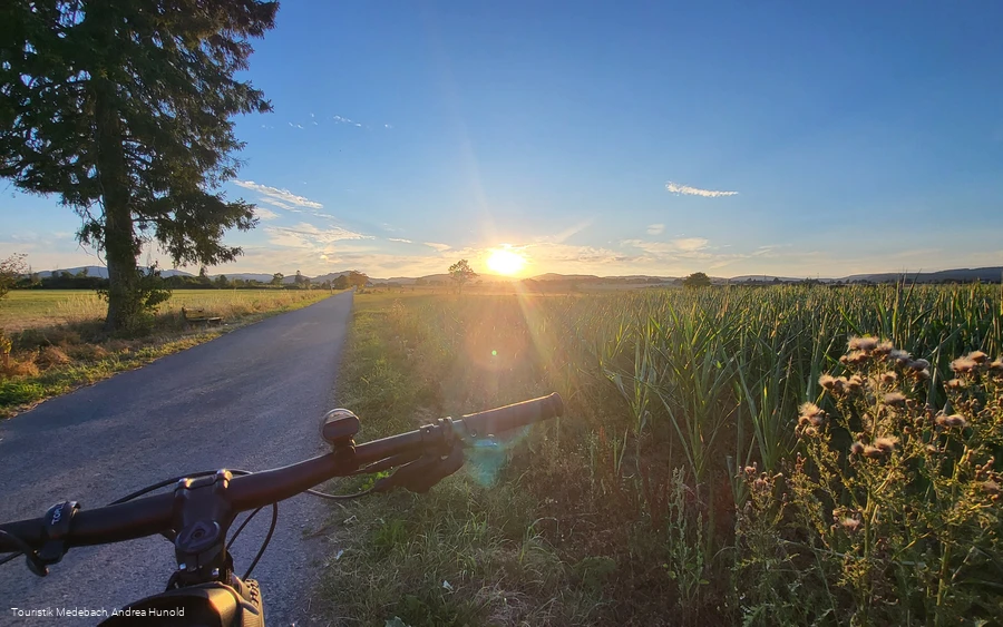 In den Sonnenuntergang radeln