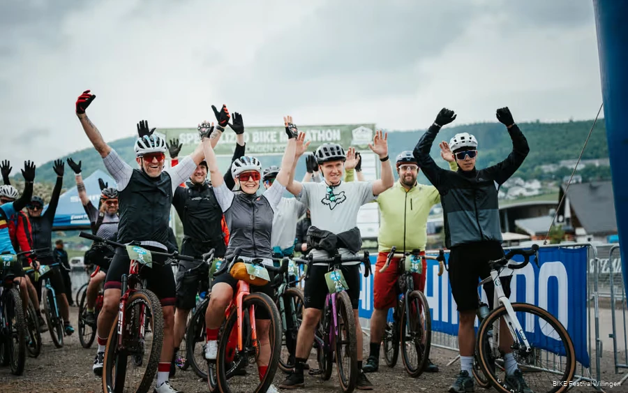 Eine Gruppe Gravelbiker jubelt im Ziel des BIKE Festival Willingens