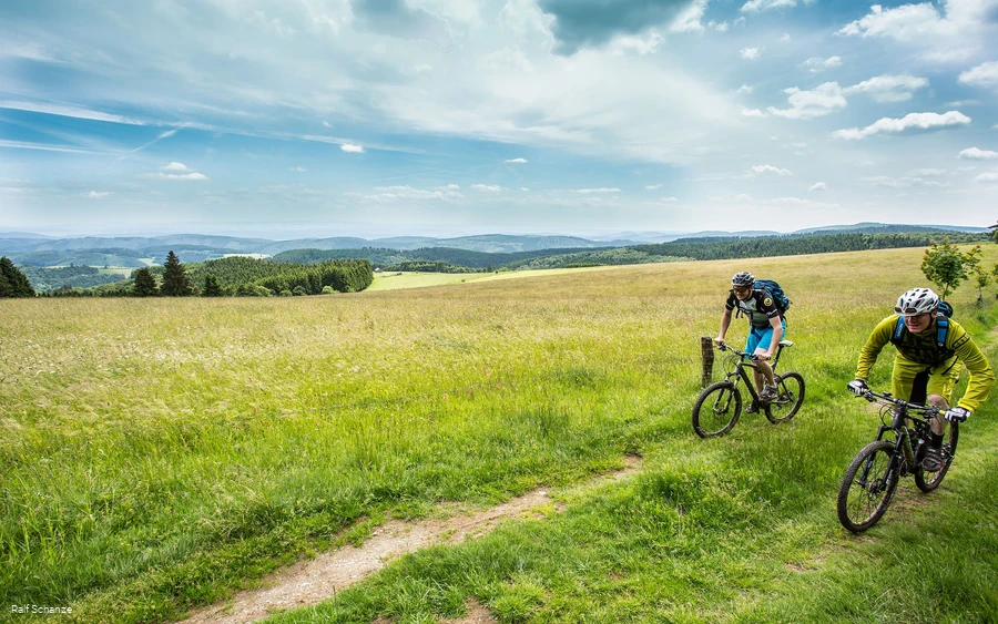 biker-grasweg-aussicht c) Paul Schanze Sauerland Tourismus.jpg