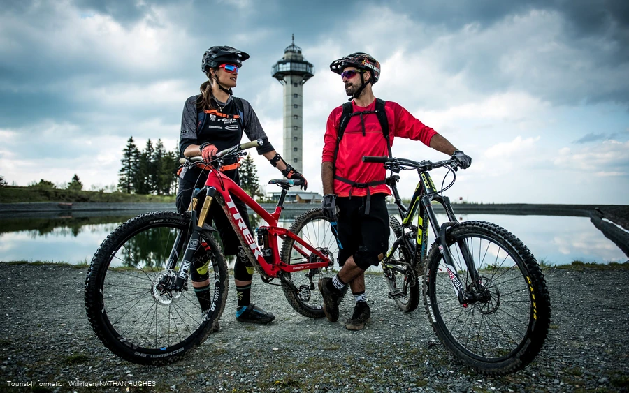 Mountainbiker am Bergsee auf dem Ettelsberg mit Hochheideturm 
