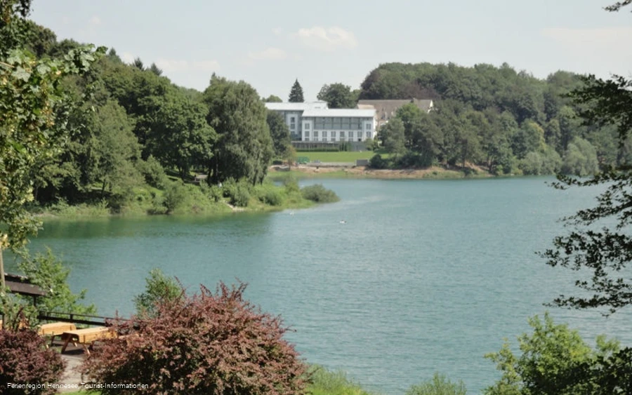 Blick auf das Hotel am Hennesee Blick auf das Hotel am Hennesee