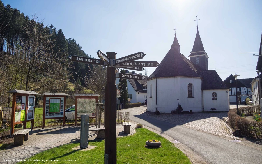 Wandertafel und Kirche in Arpe