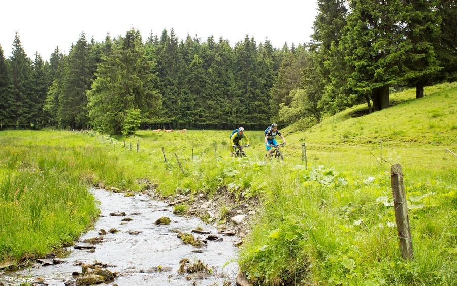biker-bachlauf c) Paul Schanze Sauerland Tourismus.jpg