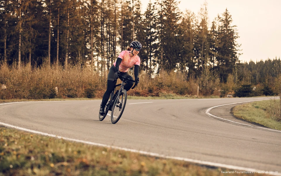 Rennradfahrerin fährt eine Kurve