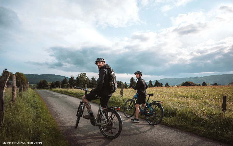 Biker im Feld auf der GeoRadroute Ruhr-Eder