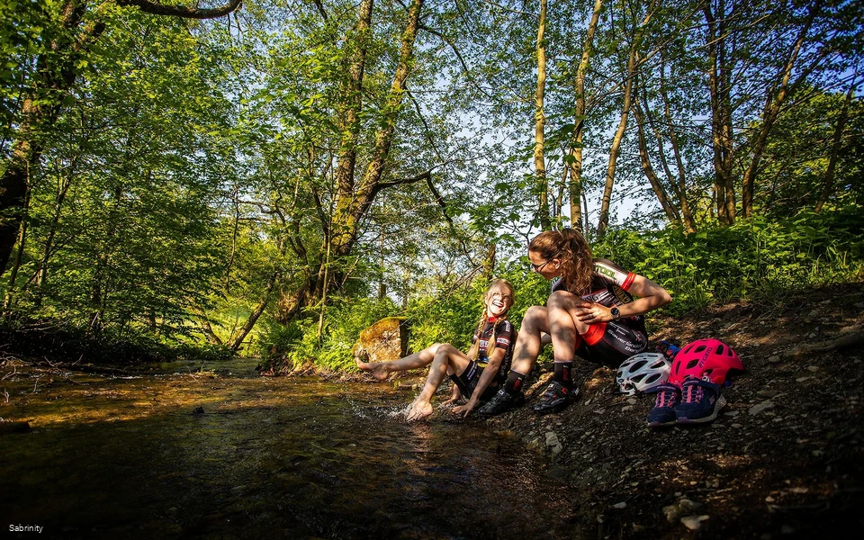 mutter-kind-bach-erfrischung c) sabrinity Sauerland Tourismus.jpg