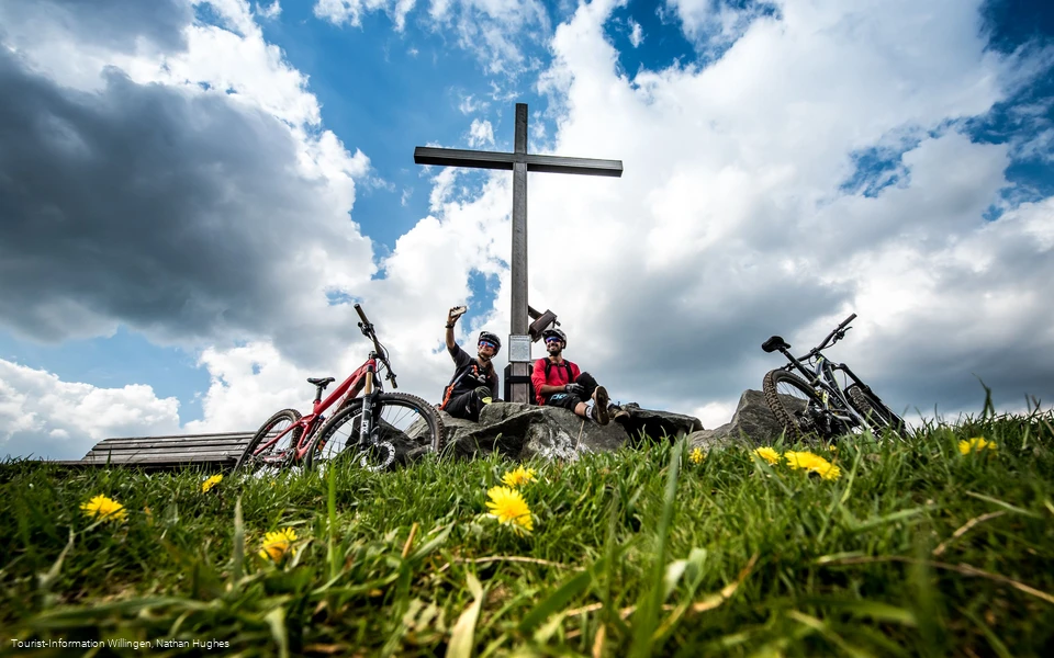 Mountainbiker am Gipfelkreuz