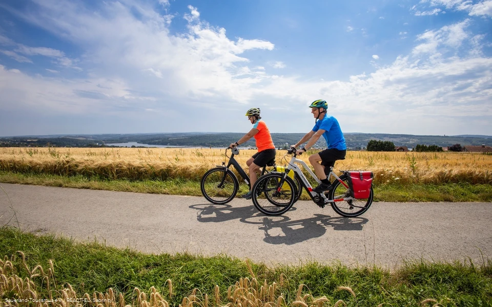 Radfahrer zwischen den Feldern