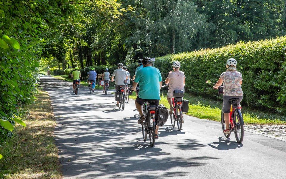 LIPPETAL - Radfahrer von hinter bei Haus Assen (Sandra Püttmann).jpg