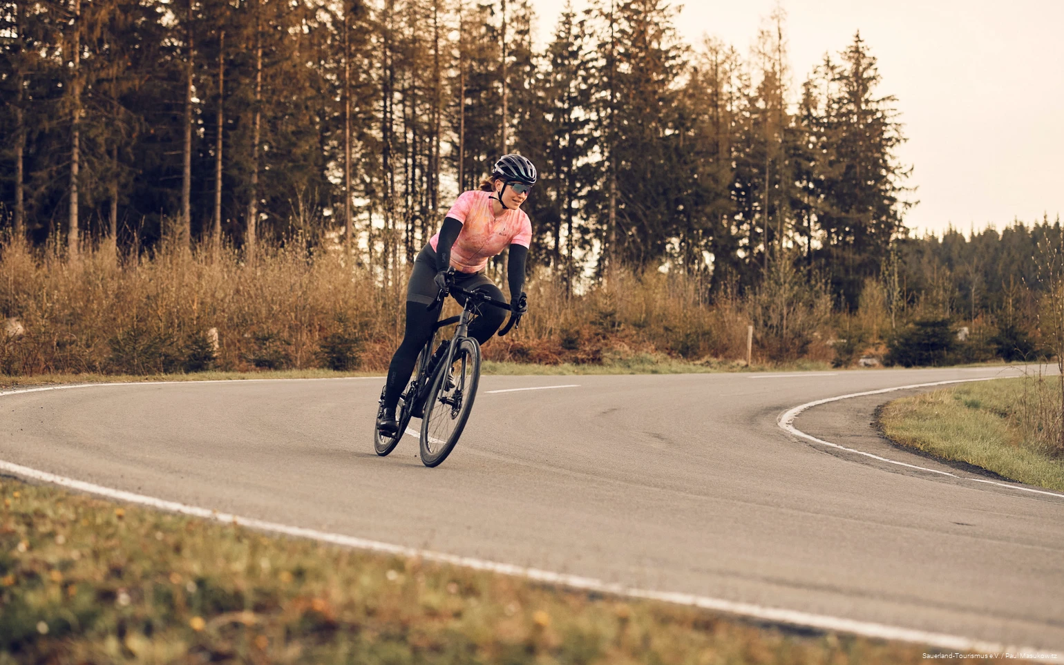 Rennradfahrerin fährt eine Kurve