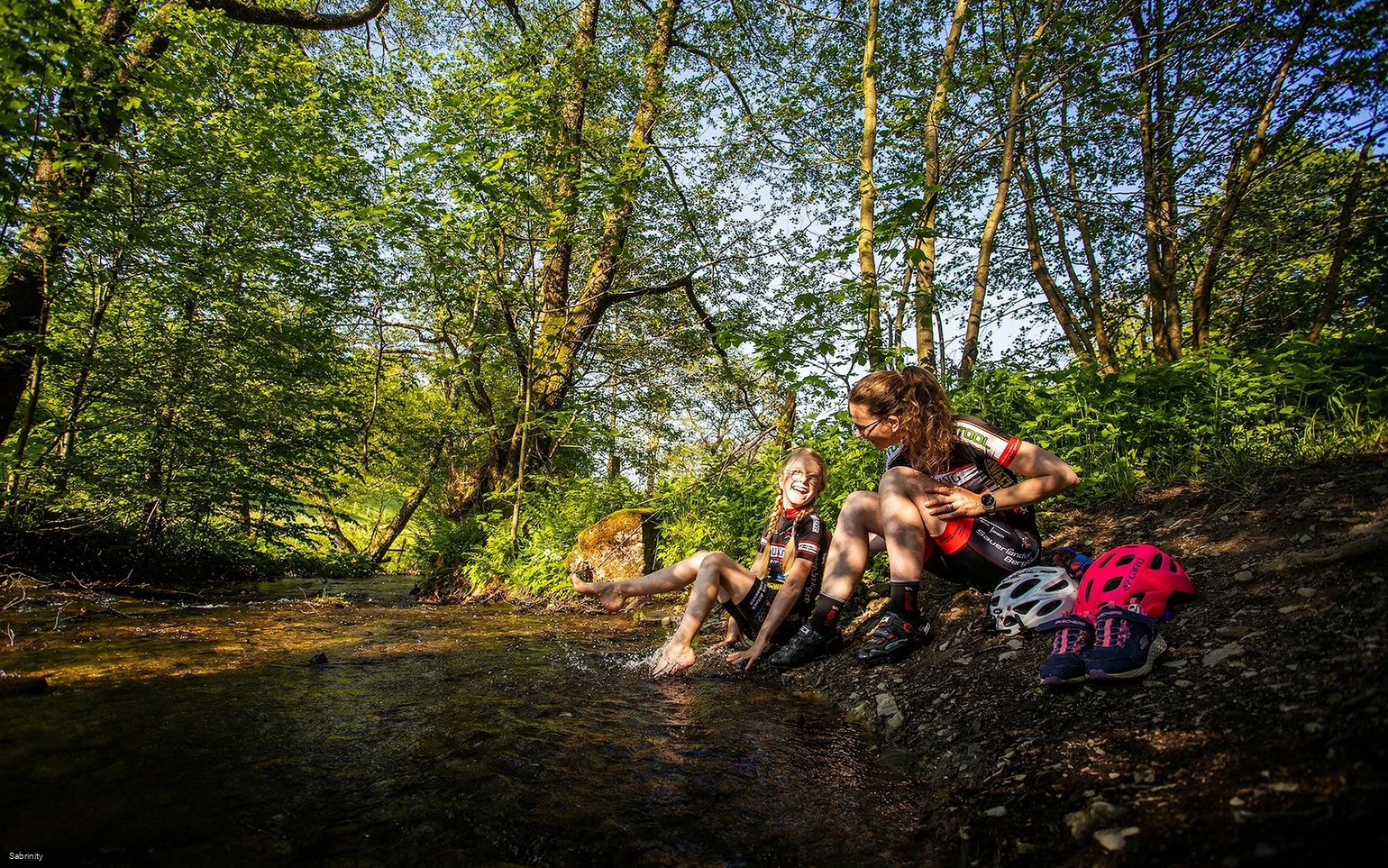mutter-kind-bach-erfrischung c) sabrinity Sauerland Tourismus.jpg