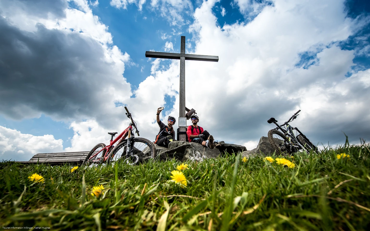 Mountainbiker am Gipfelkreuz