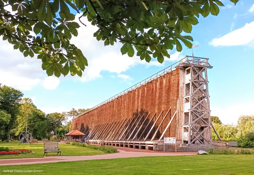 Das große Gradierwerk im Kurpark von Bad Westernkotten © Heilbad Westernkotten GmbH_Zuschnitt.jpg