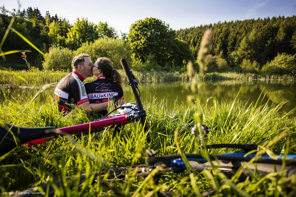 Biker-Paar bei der Rast 