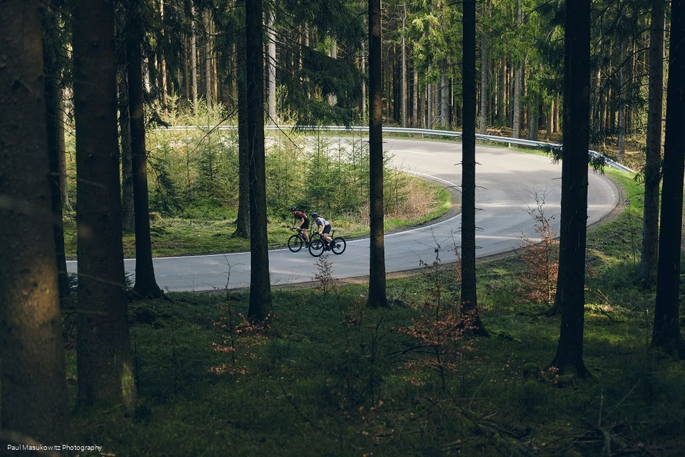 rennraderfahrer-wald c) Paul Masukowitz Sauerland-Tourismus.jpg