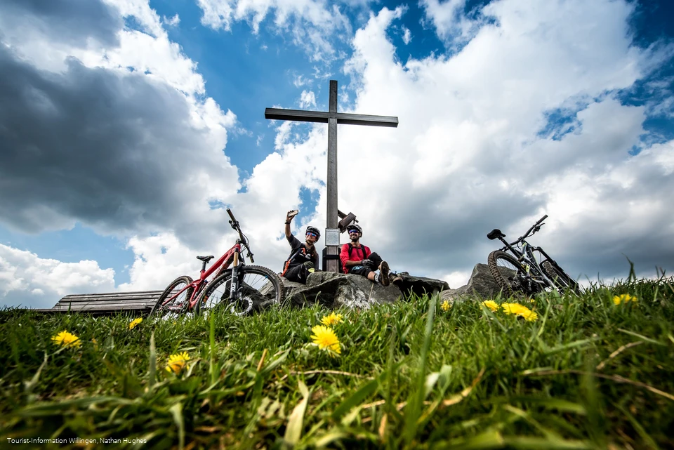 Mountainbiker am Gipfelkreuz