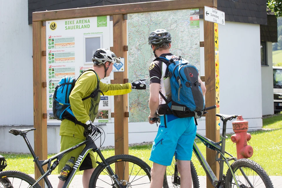 Mountainbiker an der Übersichtstafel in Willingen 