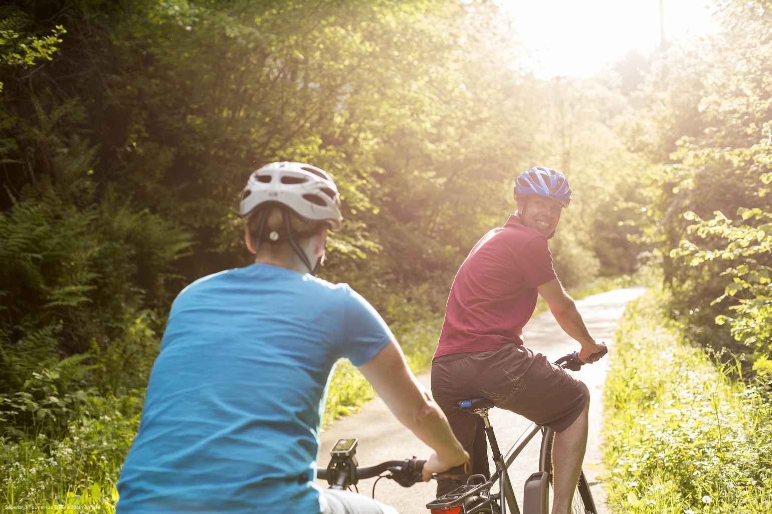 Biker-Paar beim Genussradeln im Sonnenschein 