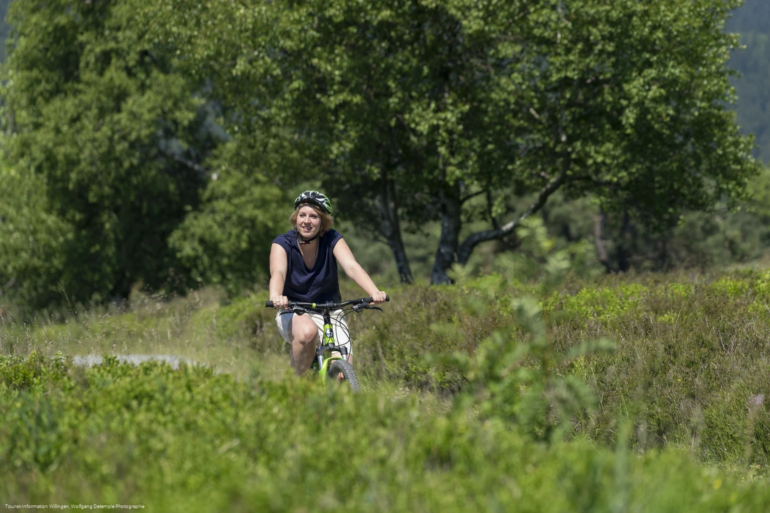Bikerin auf einer Genussradeltour