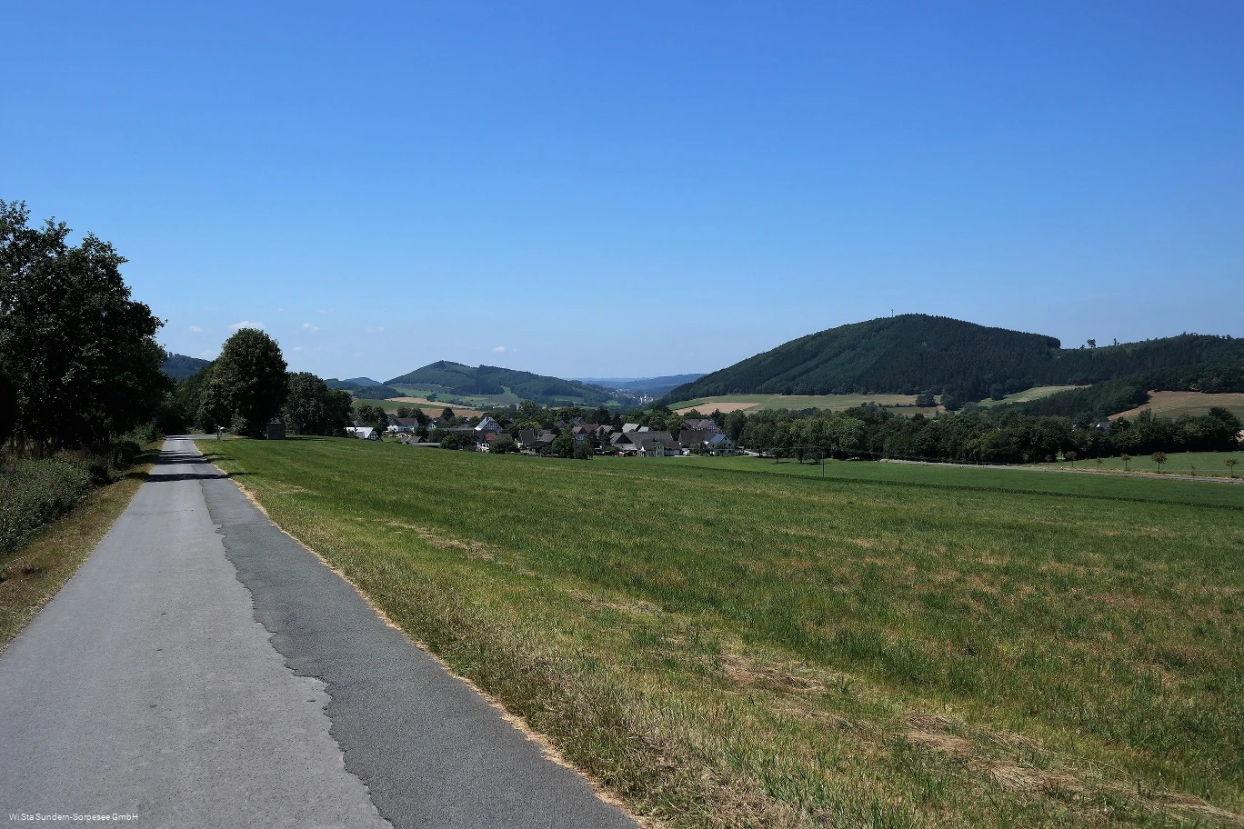 Sträßchen durch die Wacholderheide