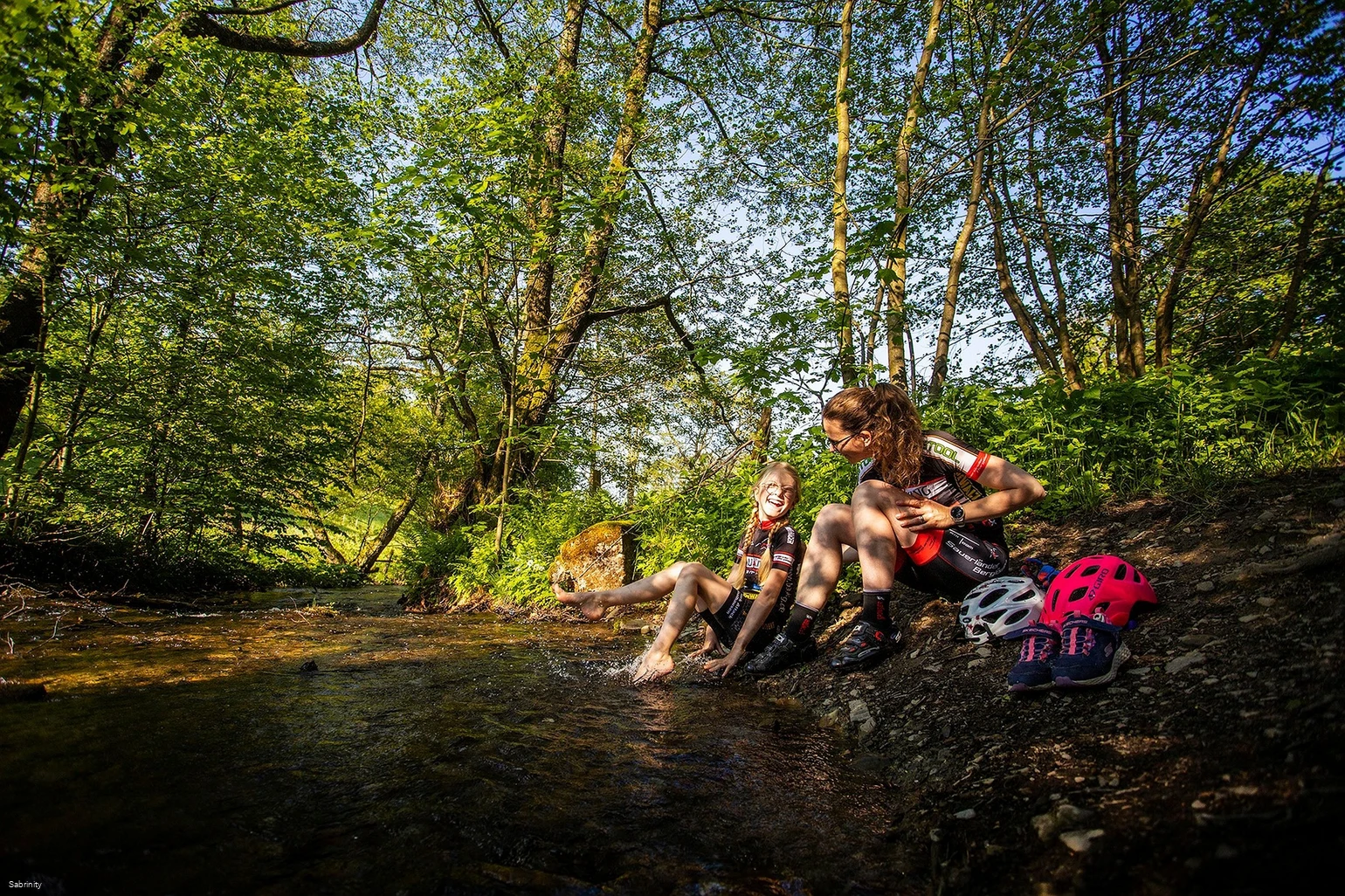 mutter-kind-bach-erfrischung c) sabrinity Sauerland Tourismus.jpg
