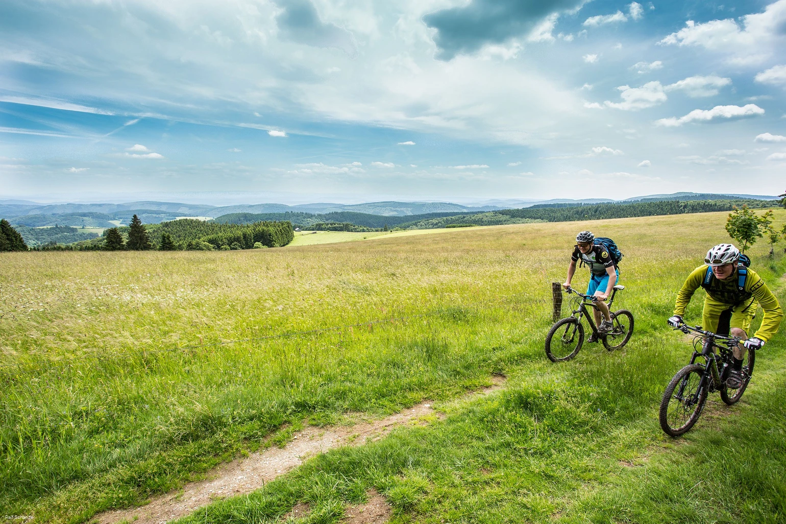 biker-grasweg-aussicht c) Paul Schanze Sauerland Tourismus.jpg