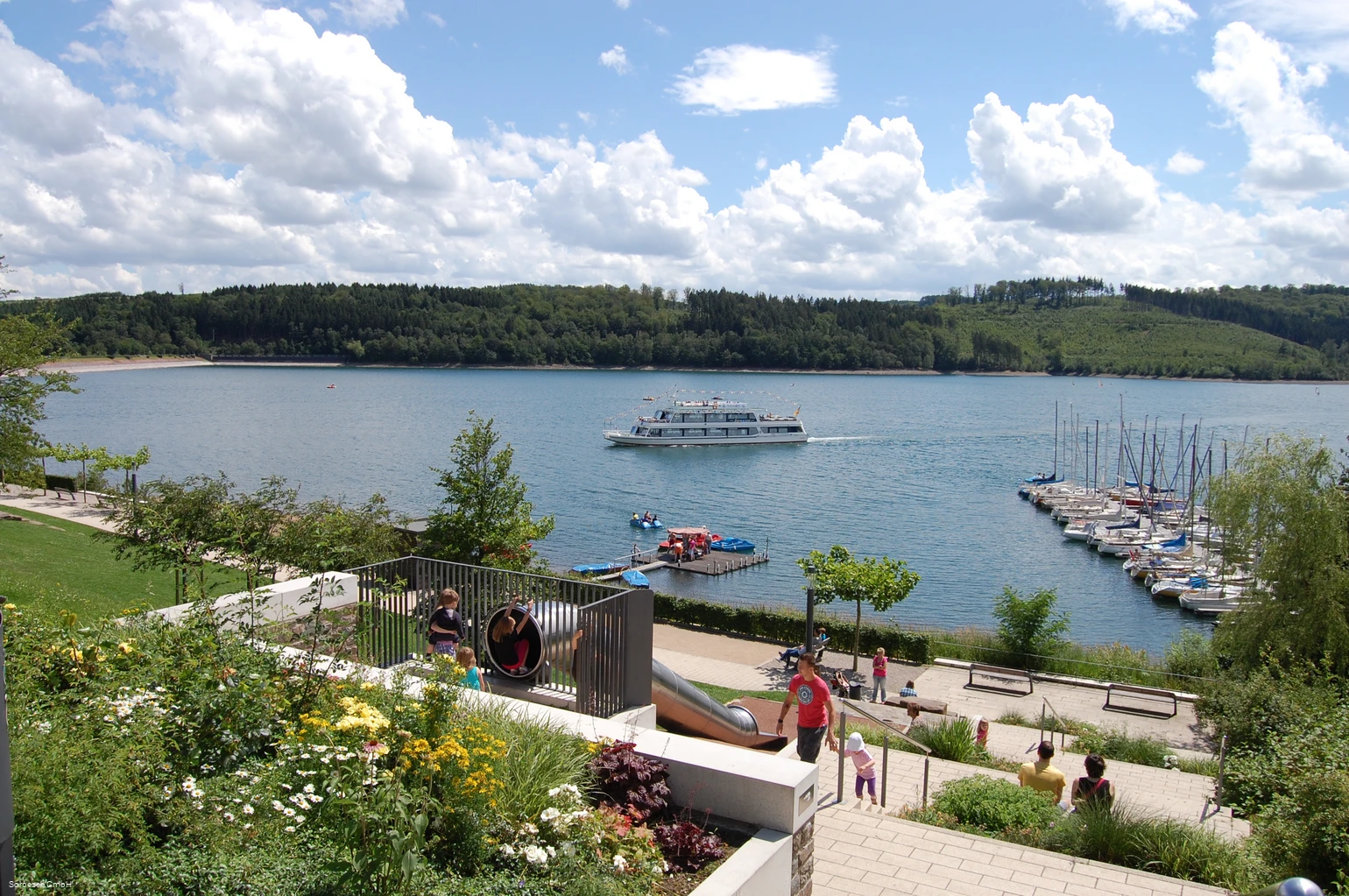 Sorpepromenade im Sommer